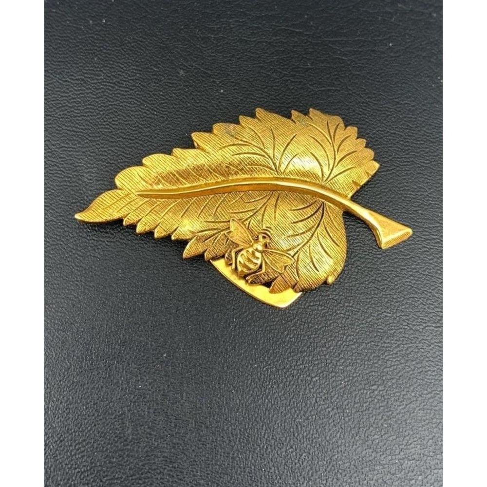 Vintage Lieba USA Bold Tone Leaf Scarf Clip With A Bee On It